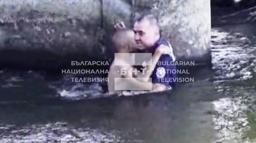 Полицаи спасиха 14-годишно момче от водите на река Марица край Огняново