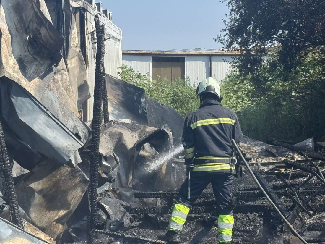 Голям пожар край Черноморец, горят бунгала и каравани