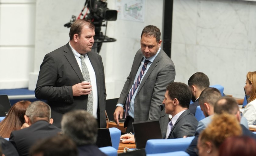 Скандалът с полетите на Пеевски: МВР изпрати в НС справки за пътуванията на лидера на ДПС