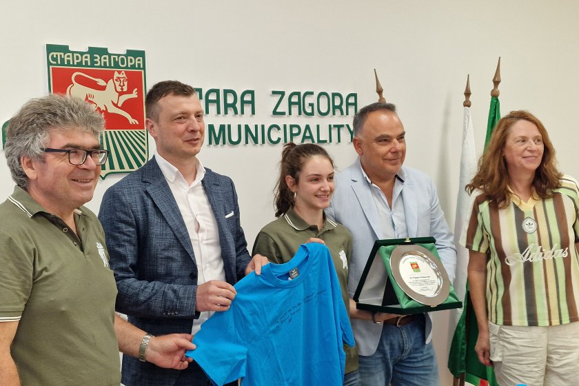 Световната вицешампионка по спортна стрелба за девойки Мария Атанасова получи плакет от Община Стара Загора