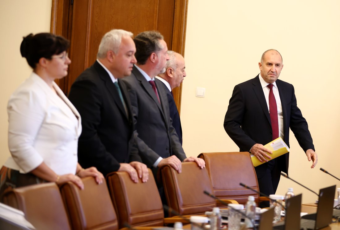 Радев отчете седмица на успехи: Бюджет 2026, енергийни договорености и позиция за Украйна