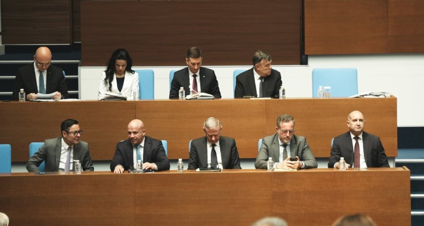 Министърът на финансите представя в парламента параметрите на бюджет 2026 г.