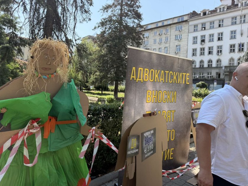 Протест на адвокати за прозрачност в избора на представител