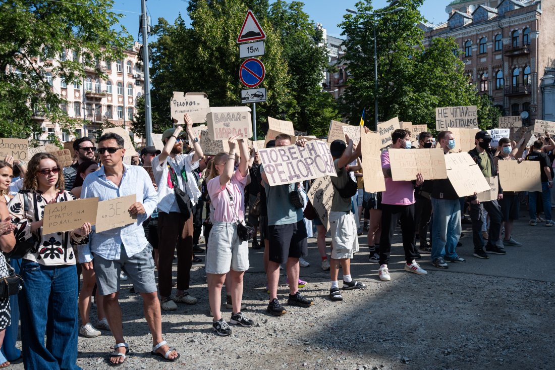 политическа буря украйна нов премиер протести защита бивш министър