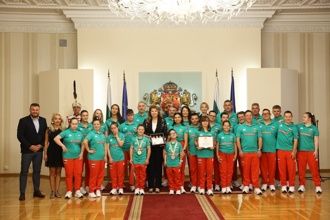 Държавният глава Илияна Йотова отличава с Почетния плакет на президента българските спортисти от Световното първенство за атлети със синдром на Даун