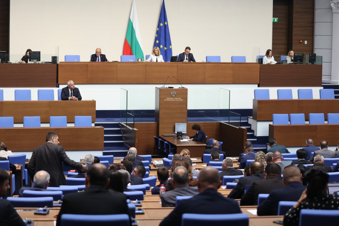 Парламентът обсъди разполагането на американски самолети на летище "Безмер"