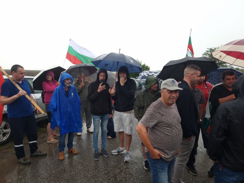 Протест в Безмер срещу разполагането на американските самолети цистерни