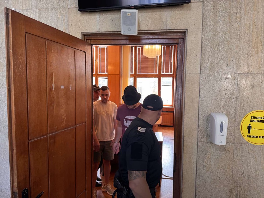 Двама данъчни инспектори под домашен арест след подкуп