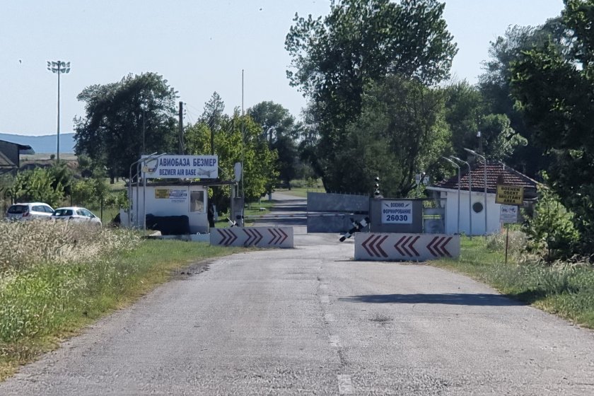 първият очакваните американски самолета цистерни кацна базата безмер