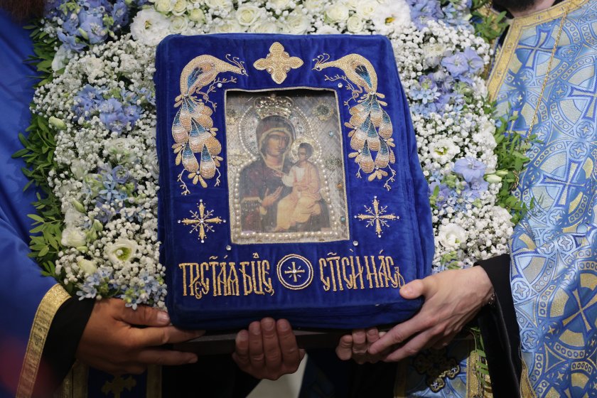 Стотици вярващи се поклониха пред иконата на Света Богородица - "Хавайска"