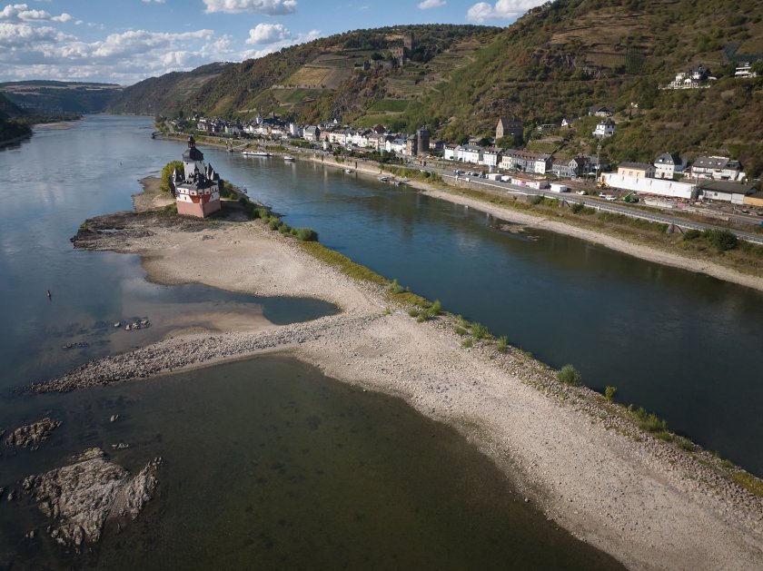 река рейн раздели две заради ниското ниво водите
