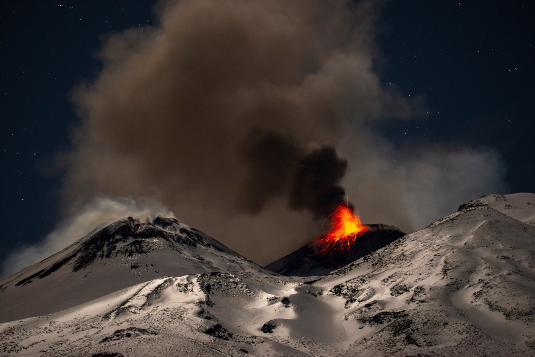 вулканът етна продължава бълва пепел хиляди туристи засегнати