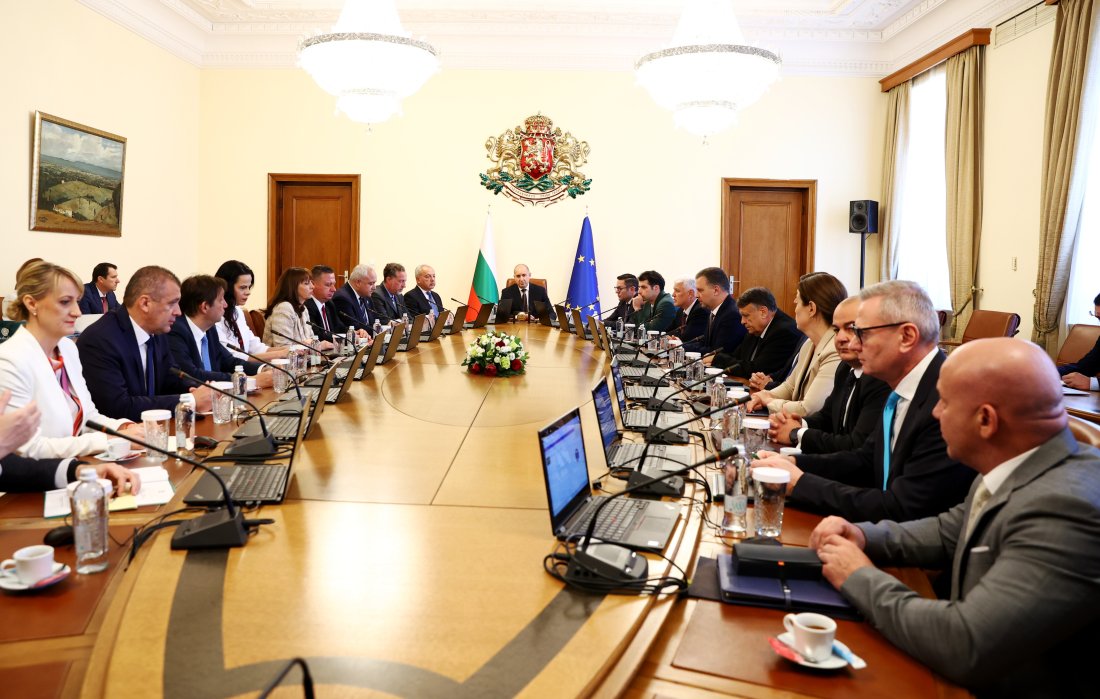 Румен Радев: Пет вертолета и &bdquo;Спартан&ldquo; са в готовност за борба с пожарите