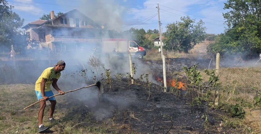 Голям пожар изпепели около 550 декара край Средец, огънят все още не е потушен