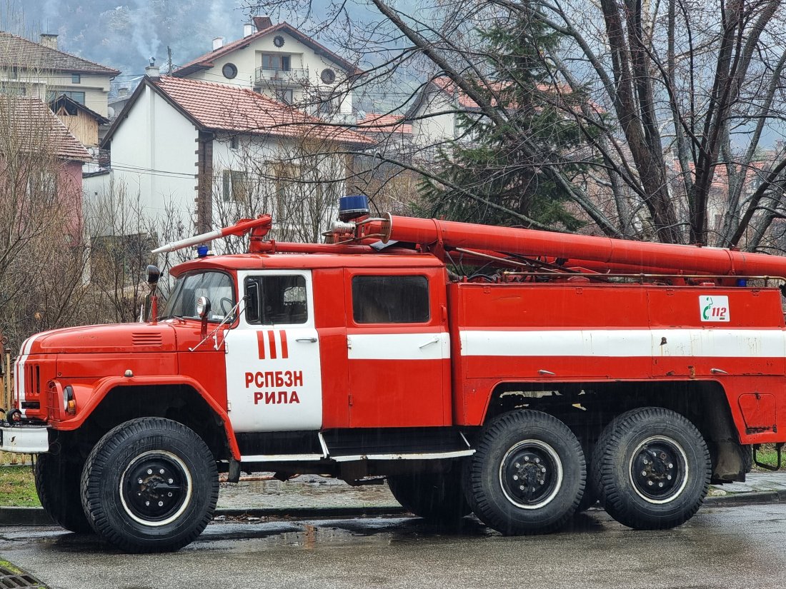 Продължава гасенето на пожара в Рила