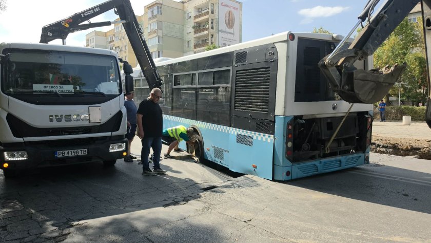 част градски автобус пропадна огромна дупка пловдив снимки