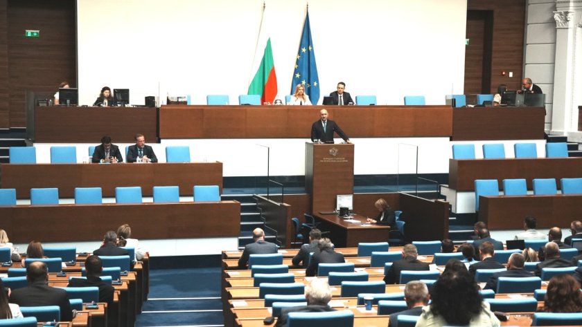 спор парламента опозицията критикува кабинета службите дефицита позицията русия