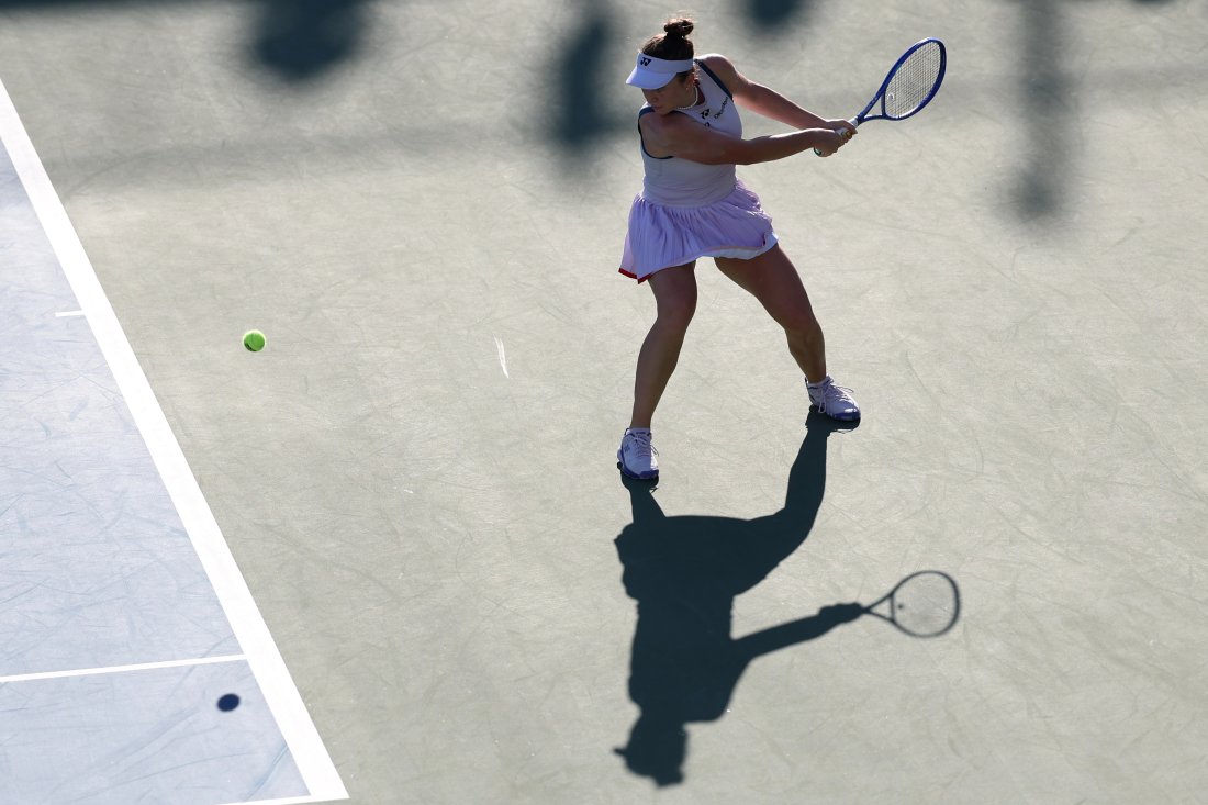 Линда Носкова оцеля в трисетова битка и продължава напред на US Open