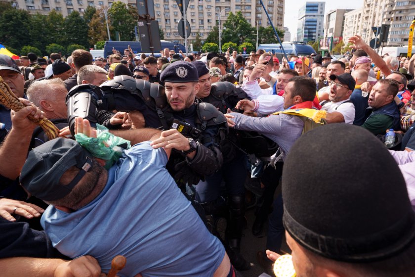 24 ранени, сред които и 8 полицаи след сблъсъци на протест на овцевъди в Букурещ