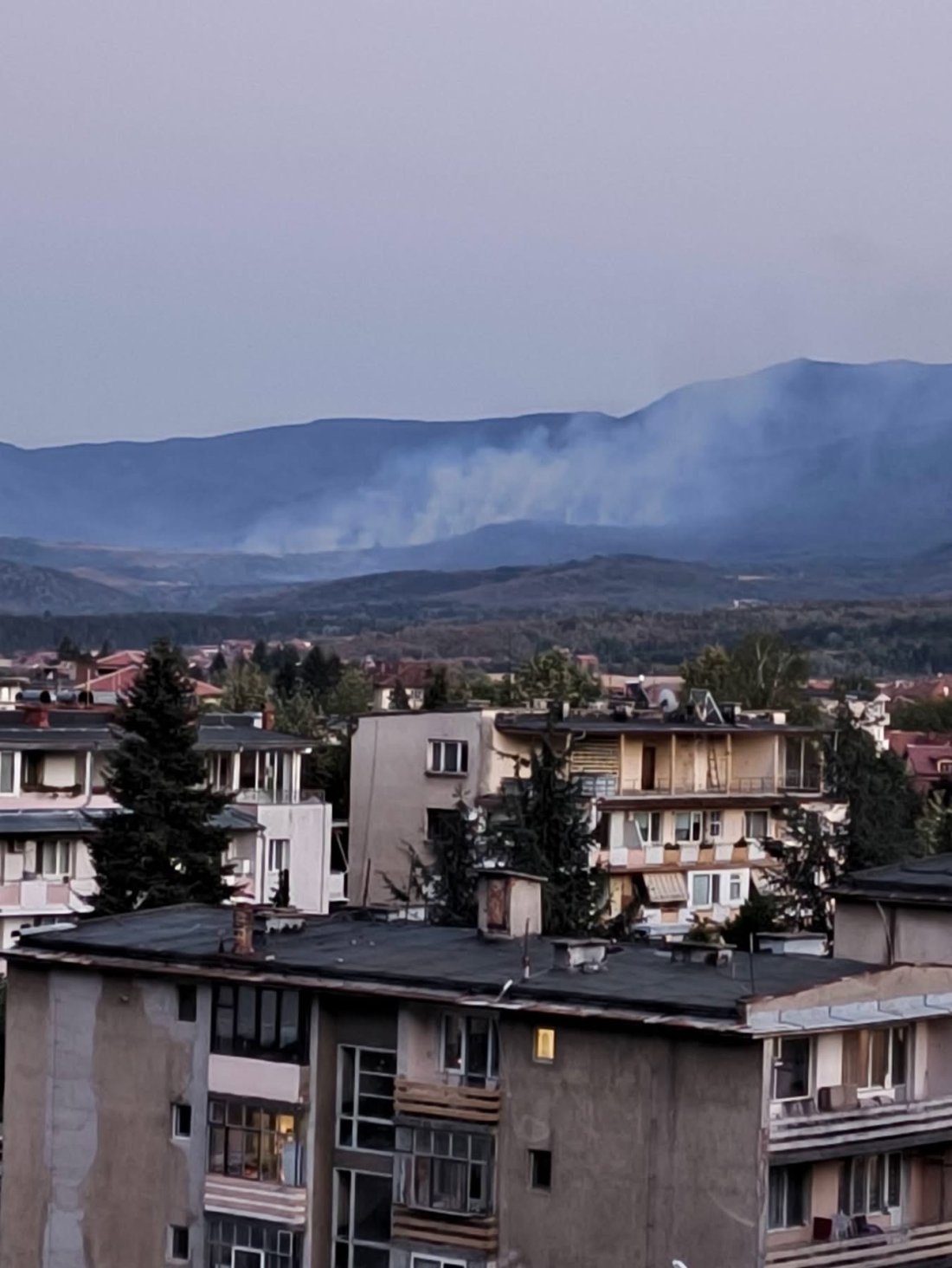 Пожарът край Клисурския манастир остава активен