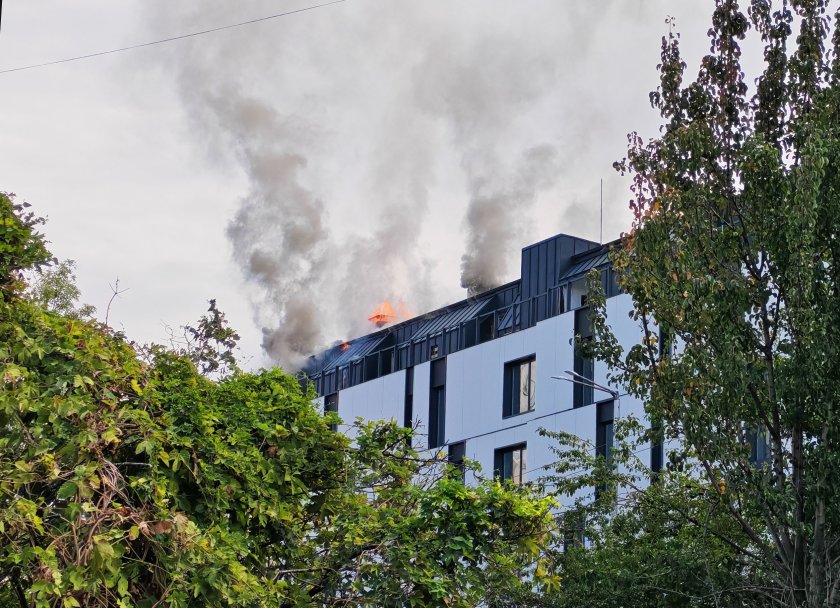 Пожар на покрива на новострояща се сграда в "Дружба" 2