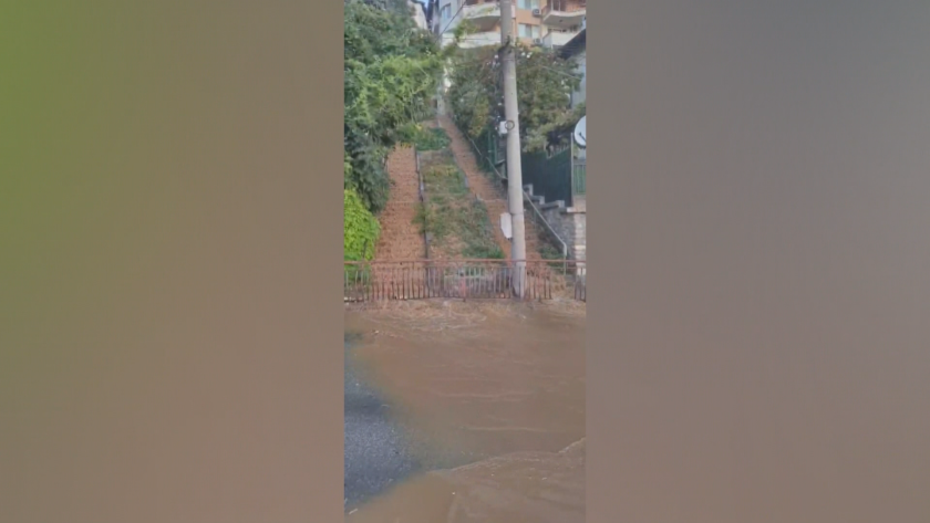 Кална вода заля улици в Велико Търново заради ВИК авария