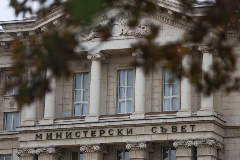 Премиерът Радев свиква извънредно заседание заради цените на горивата