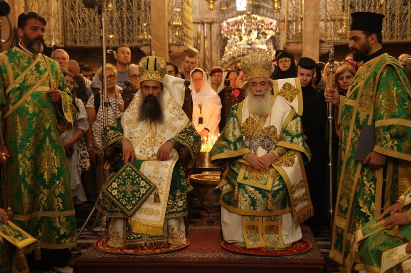 патриарх даниил отслужи литургия храма божи гроб заедно йерусалимския патриарх теофил iii