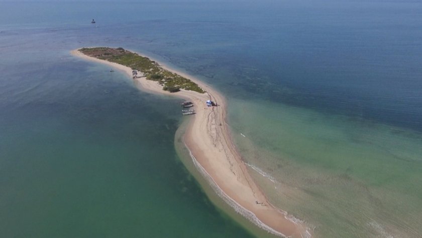 Как в Индия спасяват остров, който се връща в морето