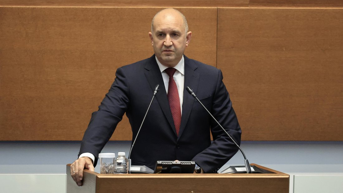Румен Радев: &bdquo;Лукойл&ldquo; е осигурен със суровина до средата на декември, място за паника няма