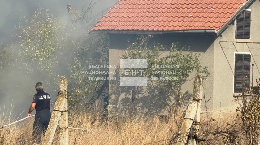 Пожар в вилната зона край Изворище заплашва домовете