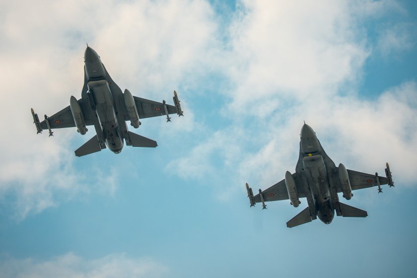 Румънски изтребител F-16 е свалил два дрона в териториалните води на страната
