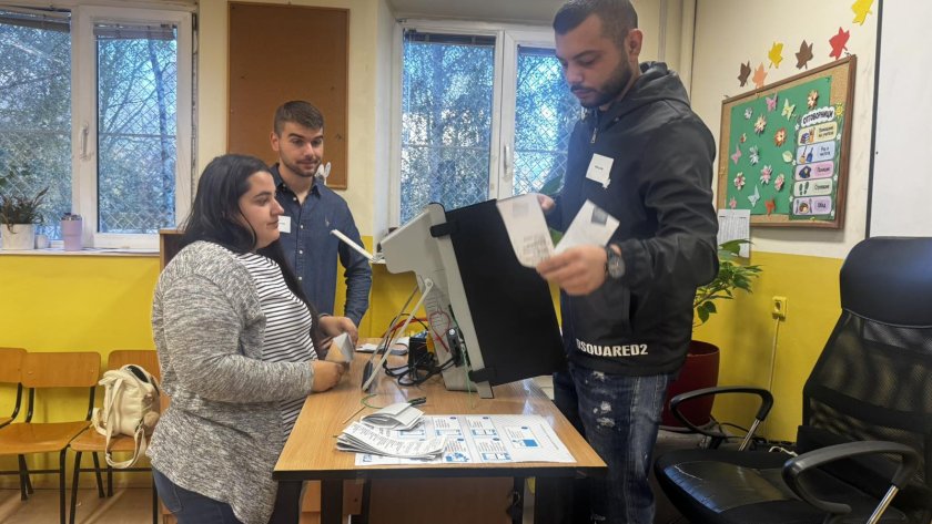 Проблеми с изборната техника в секция на 31 СУЧЕМ в София