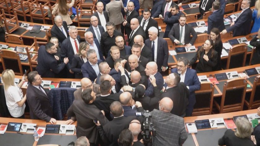 депутати сбиха албанския парламент
