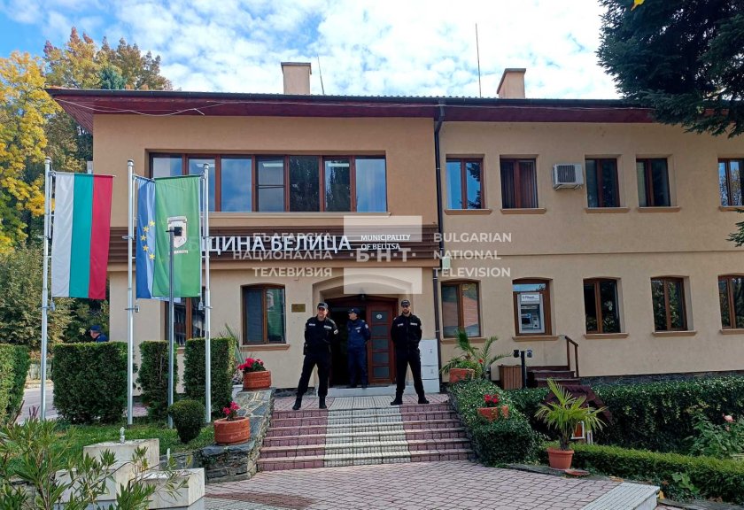 Акция на ГДБОП и ДАНС в Белица: Проверяват обществени поръчки, кметът беше изведен с белезници