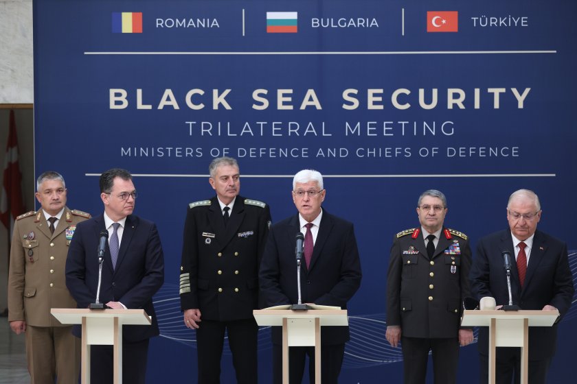 Министър Стоянов: Три морски дрона са атакували контейровоза на 21 мили от Шабла