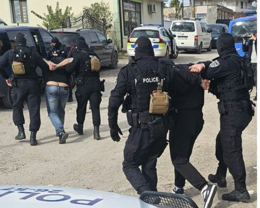 13 задържани при полицейска операция за наркотици в Хасково