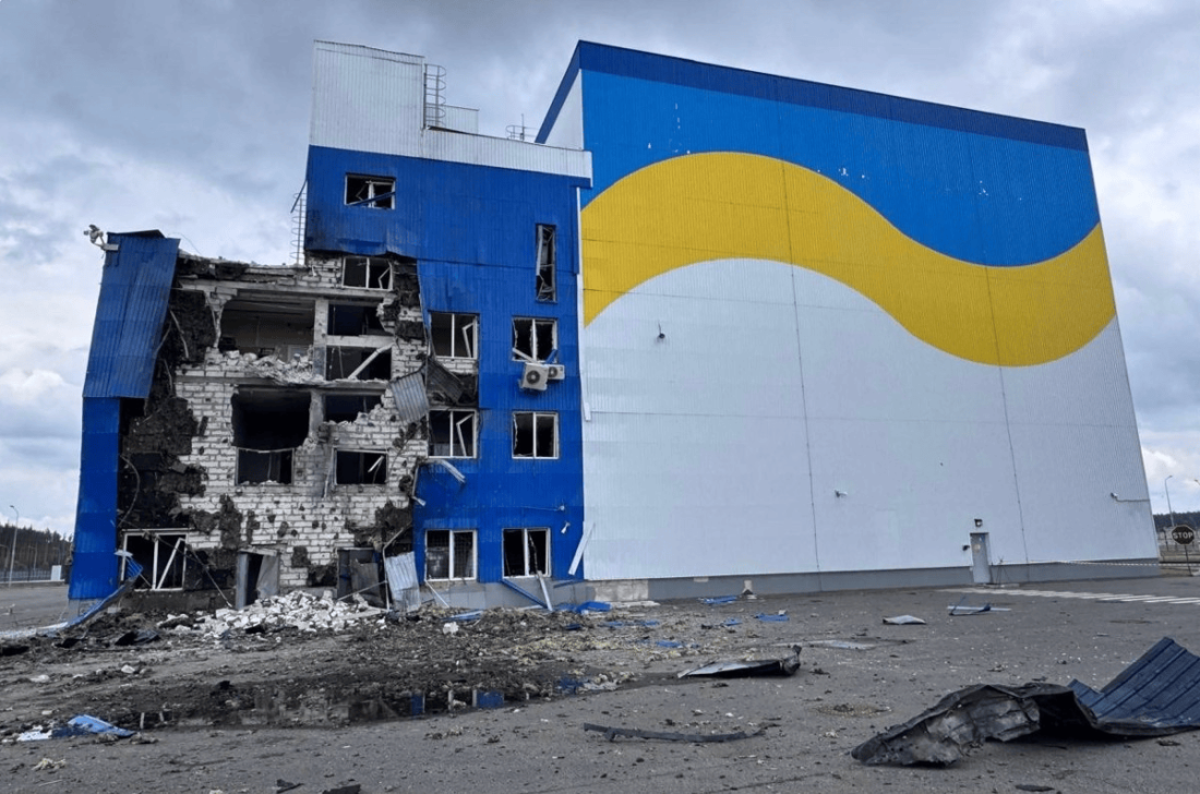 Това изображение, направено и публикувано от украинския оператор на ядрена енергия Енергоатом на 7 юни 2026 г., показва сериозно повреден склад за ядрени отпадъци в зоната на изключение на Чернобил след руски атаки.