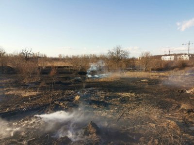 Сухи треви горят в района на Гребната база в Пловдив