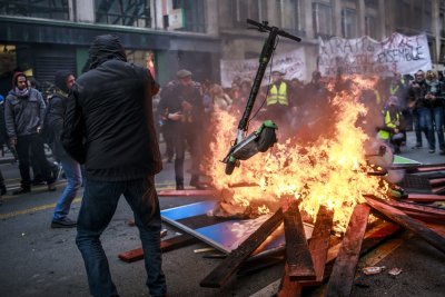 Демонстранти запалиха пожар на Лионската гара в Париж