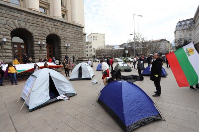 Медицинските специалисти отново разпънаха палатки пред Министерския съвет