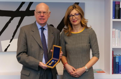 Захариева награди със Златна лаврова клонка председателя на фондация “Конрад Аденауер”