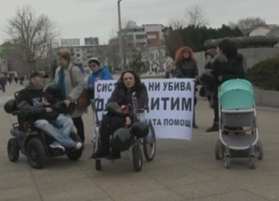 Майки поискаха запазване на Закона за личната помощ на протест в Бургас и Добрич