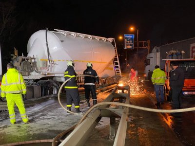 Катастрофирала цистерна блокира трафика на входа на Велико Търново