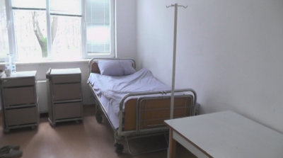 Младеж, оставен под карантина в болницата в Бяла Слатина, се оплака от условията