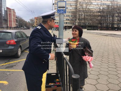 Пловдивската полиция с акция "Цвете на пътя" за 8-ми март