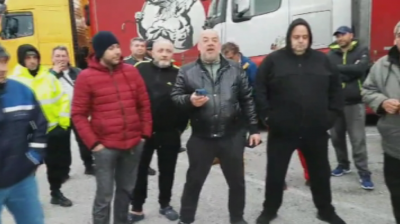 Български шофьори на ТИР-ове се оплакаха, че са блокирани между Италия и Словения