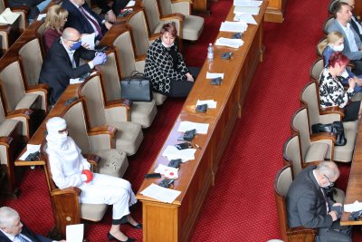 Депутатите гласуваха глоба до 5000лв. при неспазване на изолацията