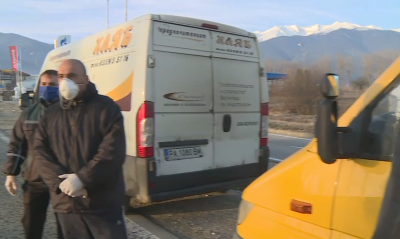 Разпространители на хляб чакат на пропусквателните пунктове на Банско