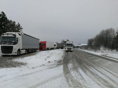 Аварирали тирове заради снега блокираха временно изходите на Русе